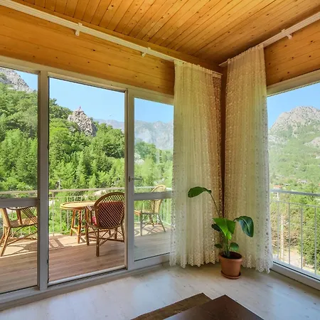 Vila Scenic View With Garden In Nature